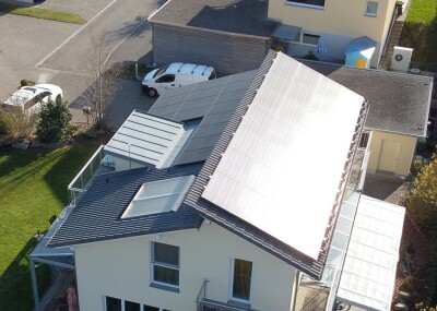Satteldach mit Ziegel Ost-West, 14.5 kWpModul: Soluxtec Fullblack/ Wechselrichter: Solaredge
